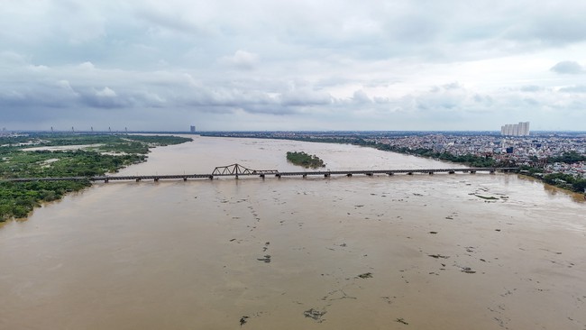 Hà Nội: Nước sông Hồng dâng nhanh, nhiều nơi ngập nặng - Ảnh 2.