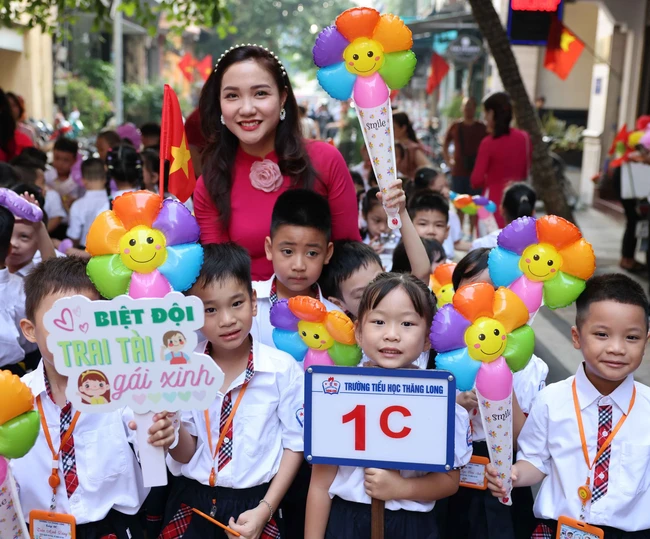 Thủ đô Hà Nội rộn ràng trong ngày "Toàn dân đưa trẻ tới trường" - Ảnh 4.